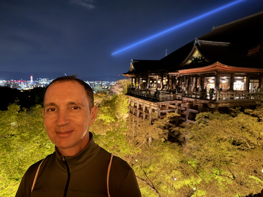 Michaël au Kiyomizu-dera avec le faisceau bleu, printemps 2026