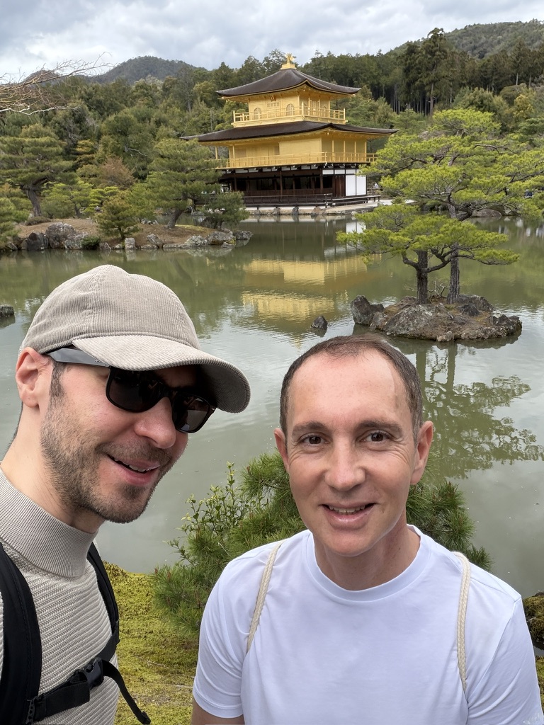 Michaël et Guillaume devant le pavillon d’or, printemps 2026