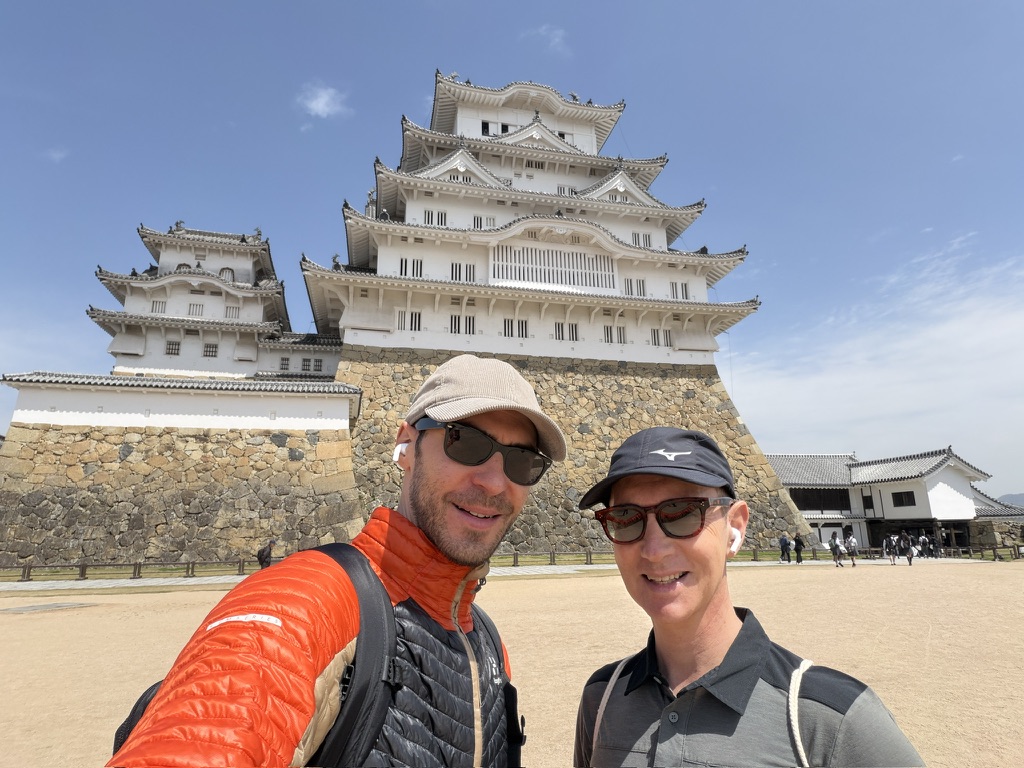 Michaël et Guillaume devant le château de Himeji, printemps 2026
